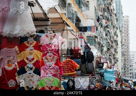 Hong Kong, Chine - Novembre 2019 : la mode, les vêtements et marchandises sur la rue du marché (Ladie's Market) à Hong Kong , Tung Choi Street Banque D'Images