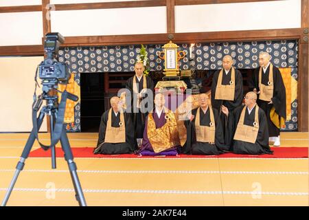 Photo de groupe des selfies en moines bouddhistes zen cérémonie, Tenryū-ji, Kyoto, Japon Banque D'Images