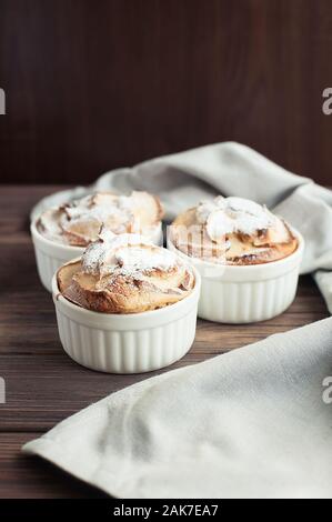 Dessert sucré fabriqué à partir de pommes cuites dans la pâte. Charlotte. Gâteau aux pommes maison. American Pie à partir de l'automne Bio les pommes. Photo verticale avec de croustillantes Banque D'Images