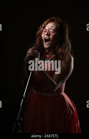 Septembre 2019 - Une Janis Joplin inspiré tirer avec une jeune femme à la tête rouge dans le studio, à Bristol. Banque D'Images