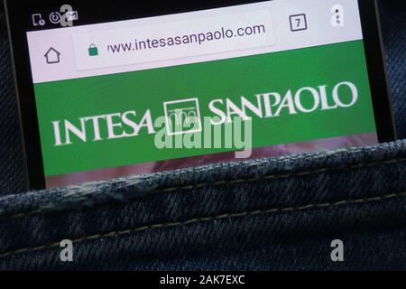 Site web de l'Intesa Sanpaolo affiche sur smartphone caché dans la poche de jeans Banque D'Images