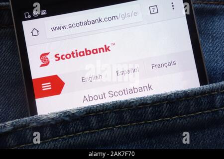 Site web de la Banque Scotia affiché sur smartphone caché dans la poche de jeans Banque D'Images