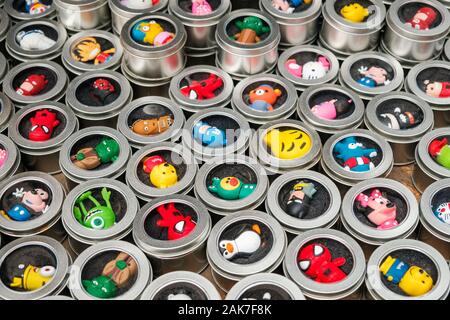 Hong Kong, Chine - Novembre 2019 : clé usb avec toy / cartoon / personnages de bande dessinée sur la rue du marché (Ladie's Market) à Hong Kong , Tung Choi Street Banque D'Images