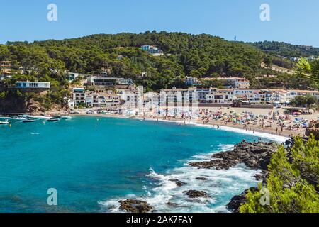 Plage bondée au Costa Brava (Catalogne, Espagne). Vacances d'été destination en Europe Banque D'Images