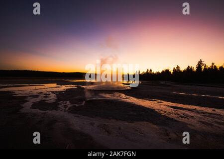 Coucher du soleil vibrant de Celestine extérieure dans les pots de peinture Fontaine dans le Parc National de Yellowstone, Wyoming, USA Banque D'Images