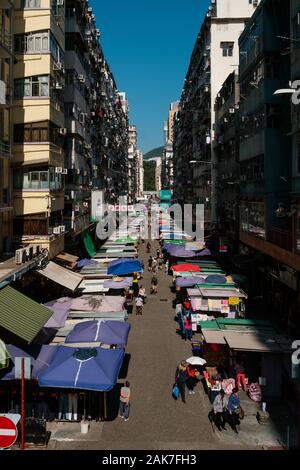 Hong Kong, Chine - Novembre 2019 : Street Market (Marché) Ladie's à Hong Kong , Tung Choi Street, Mongkok monument Banque D'Images