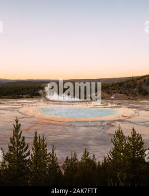 Grand Prismatic Spring au coucher du soleil dans le Parc National de Yellowstone, Wyoming, USA Banque D'Images