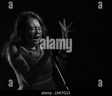 Septembre 2019 - Une Janis Joplin inspiré tirer avec une jeune femme à la tête rouge dans le studio, à Bristol. Banque D'Images