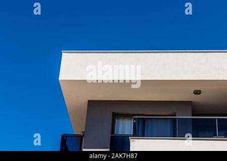 Une jolie vue d'angle de tir d'architecture un bâtiment moderne - Ciel bleu clair comme arrière-plan. photo a pris à Istanbul/Turquie. Banque D'Images