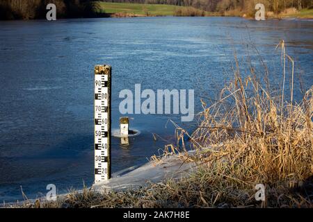 Deux indicateurs de niveau d'eau, un dans un lac gelé et l'autre sur un lac Banque D'Images