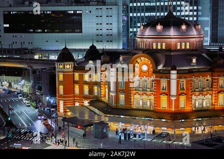 La gare de Tokyo la nuit Banque D'Images