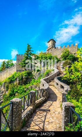 San Marino, première tour Guaita médiévale sur une falaise rocheuse et pathway Banque D'Images