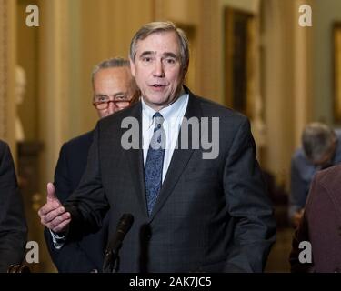 Washington, DC, USA. Jan 7, 2020. 7 janvier 2020 - Washington, DC, United States : Sénateur américain JEFF MERKLEY (D-OR) s'exprimant lors de la conférence de presse du caucus du Sénat. Crédit : Michael Brochstein/ZUMA/Alamy Fil Live News Banque D'Images