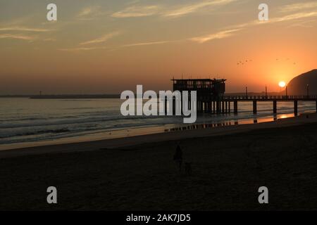 Durban, le KwaZulu-Natal, Afrique du Sud, paysage, beau lever, silhouette, Ushaka jetty, plage de Golden Mile, au bord de l'édifice de la ville, Banque D'Images