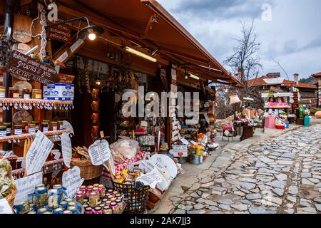 Boutiques en bois avec des produits locaux traditionnels à Palios Panteleimonas village de Piérie sur le mont Olympe, en Grèce Banque D'Images