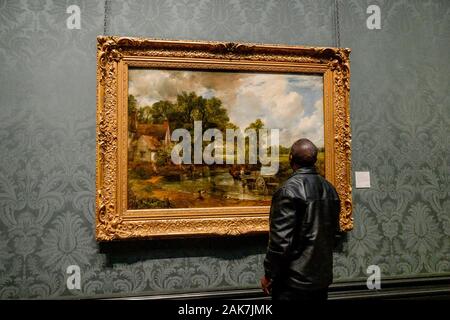 L'homme à la recherche de peinture de John Constable, le Hay Wain, National Gallery, Londres, Angleterre, Royaume-Uni Banque D'Images