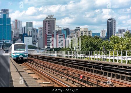 2020, janvier, Sao Paulo, Brésil ; rail train urbain avec des bâtiments à l'arrière. Ligne de métro, près de la gare de Tietê Portuguesa. Banque D'Images