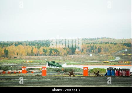 BTR-82A support de personnel blindé dans l'eau Banque D'Images