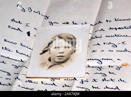 Une vieille photographie en noir et blanc de la tête d'une jeune fille sur une vieille 1940 lettre manuscrite qui commence : "Mon Chéri" Banque D'Images