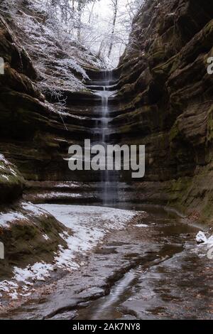 En français cascade Canyon après une matinée de neige. Starved Rock State Park, Illinois, États-Unis Banque D'Images