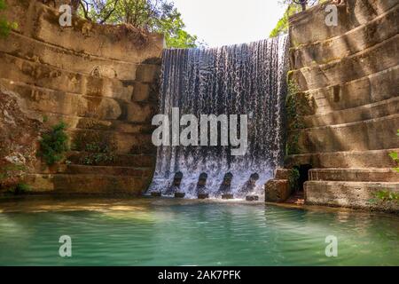 Belle cascade dans sept sources (Epta Piges). L'île de Rhodes, Dodécanèse, Grèce Banque D'Images