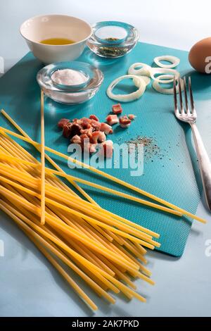 Ingrédients pour la préparation de Spaghetti carbonara Banque D'Images