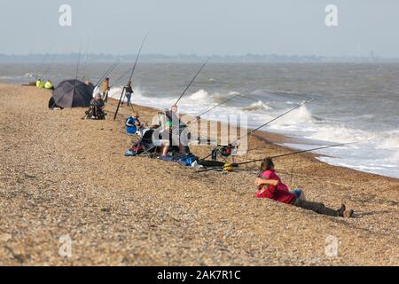 Les gens pêchant à Sizewell Beach, Suffolk, Royaume-Uni Banque D'Images