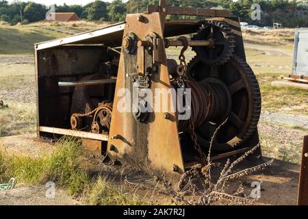 treuil à terre utilisé pour tirer des petits bateaux de pêche de la mer vers le haut de la plage, propulsé par moteur à essence. Suffolk, Royaume-Uni Banque D'Images