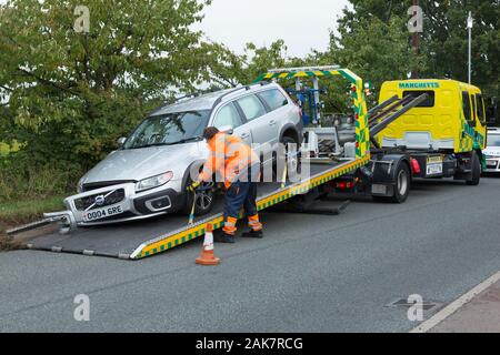 Une voiture d'être emmené sur une dépanneuse de récupération après un accident Banque D'Images