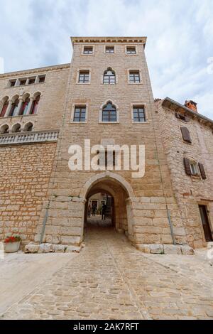 Soardo Bembo - entrée du château arch avec lion crest et cadran solaire dans la vieille ville historique de balle, une petite ville sur la colline du Mont Perin en Istrie, Croatie Banque D'Images