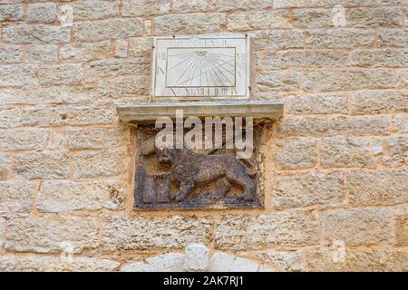 Lion crest et cadran solaire au dessus de l'entrée du Soardo - Bembo château dans la vieille ville historique de balle, une petite ville sur la colline du Mont Perin, Istrie, Croa Banque D'Images