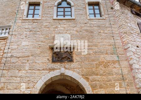 Soardo Bembo - entrée du château arch avec lion crest et cadran solaire dans la vieille ville historique de balle, une petite ville sur la colline du Mont Perin en Istrie, Croatie Banque D'Images