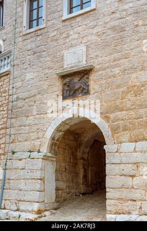 Soardo Bembo - entrée du château arch avec lion crest et cadran solaire dans la vieille ville historique de balle, une petite ville sur la colline du Mont Perin en Istrie, Croatie Banque D'Images