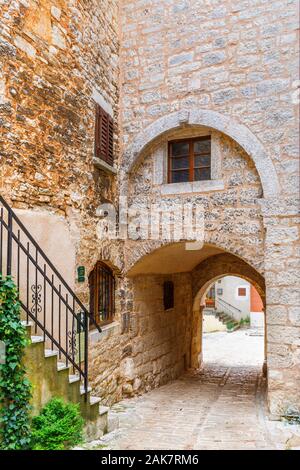 Soardo Bembo - entrée du château arch dans la vieille ville historique de balle, une petite ville sur la colline du Mont Perin en Istrie, Croatie Comté Banque D'Images