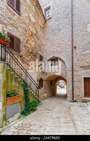 Soardo Bembo - entrée du château arch dans la vieille ville historique de balle, une petite ville sur la colline du Mont Perin en Istrie, Croatie Comté Banque D'Images