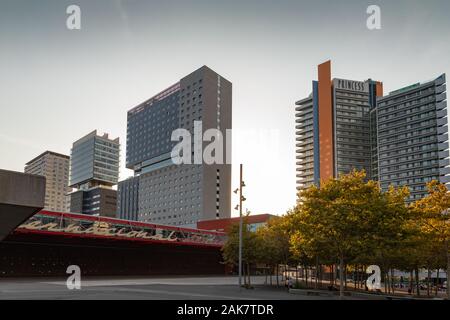 Les bâtiments modernes à zone Diagonal Mar, Barcelone, Catalogne, Espagne Banque D'Images