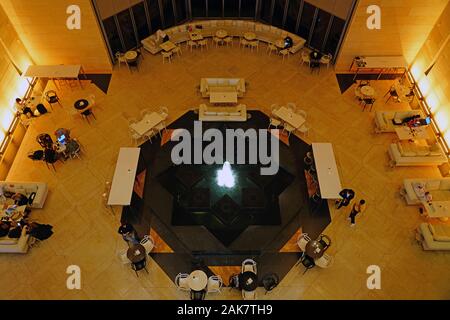 DOHA, QATAR - 11 DEC 2019- vue de l'intérieur de l'emblématique musée d'Art Islamique bâtiment conçu par l'architecte I. M. Pei, ouvert en 2008, situé sur la D Banque D'Images