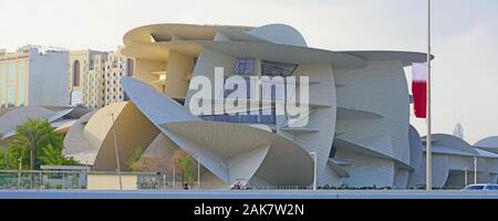 DOHA, QATAR - 11 DEC 2019- Vue du nouveau Musée national du Qatar bâtiment conçu par l'architecte Jean Nouvel comme un désert rose, ouvert en 2019. Banque D'Images