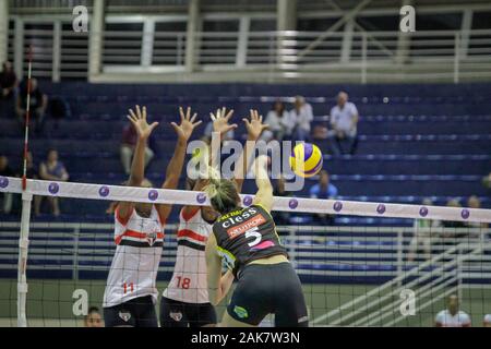 Parana, Brésil. 07Th Jan, 2020. L'équipe de Sao Paulo, Parana reçoit le Dentil Praia Grande, l'équipe de mardi soir (07) à José Corrêa Gymnasium à Barueri/SP. Valable pour les match de volley Super League, saison 19/20. Credit : Vinicius Nunes/FotoArena/Alamy Live News Banque D'Images