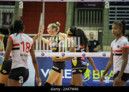 Parana, Brésil. 07Th Jan, 2020. L'équipe de Sao Paulo, Parana reçoit le Dentil Praia Grande, l'équipe de mardi soir (07) à José Corrêa Gymnasium à Barueri/SP. Valable pour les match de volley Super League, saison 19/20. Credit : Vinicius Nunes/FotoArena/Alamy Live News Banque D'Images