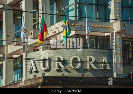 Enseigne de l'entreprise et les drapeaux sur la façade d'immeuble à Aurora Winery Bento Gonçalves. Un pays producteur de vin dans la ville du sud du Brésil. Banque D'Images