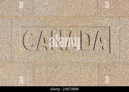 Close-up de la pierre sculptée lettres 'Canada' sur le Saint Julien Memorial à Langemark-Poelkapelle, Belgique Banque D'Images