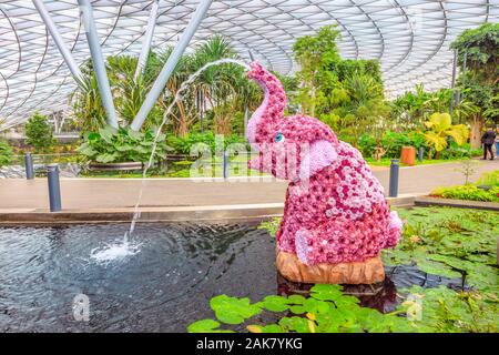 Singapour - Aug 8, 2019 : l'éléphant rose Flower Sculpture, au pied du Parc des Topiaires couvert. L'aéroport de Changi est un joyau sur le thème de la nature avec des jardins Banque D'Images