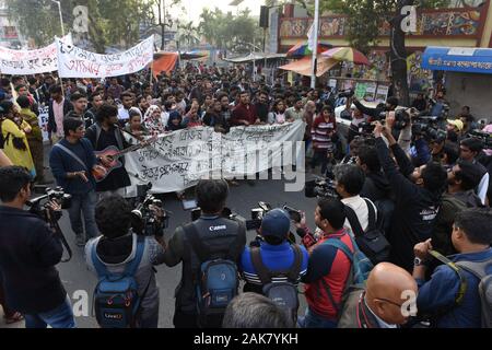 Kolkata, Inde. 07Th Jan, 2020. Un rassemblement de masse de College Square à Jorasanko Thakurbari, organisé par le général des étudiants de différentes institutions pour protester contre les attaques sur les étudiants - les plus brillants chercheurs et l'avenir de notre pays et sur divers établissements d'enseignement de tout le pays y compris Jamia Millia Islamia, JNU, Université Aligarh, Université Jadavpur et plusieurs autres, dans une tentative d'étouffer la voix de protestation et de résistance contre le Gouvernement BJP fasciste/RSS. (Photo par Sukhomoy Sen/ Pacific Press) Credit : Pacific Press Agency/Alamy Live News Banque D'Images