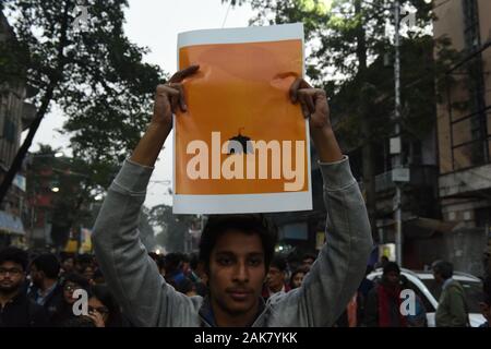 Kolkata, Inde. 07Th Jan, 2020. Un rassemblement de masse de College Square à Jorasanko Thakurbari, organisé par le général des étudiants de différentes institutions pour protester contre les attaques sur les étudiants - les plus brillants chercheurs et l'avenir de notre pays et sur divers établissements d'enseignement de tout le pays y compris Jamia Millia Islamia, JNU, Université Aligarh, Université Jadavpur et plusieurs autres, dans une tentative d'étouffer la voix de protestation et de résistance contre le Gouvernement BJP fasciste/RSS. (Photo par Sukhomoy Sen/ Pacific Press) Credit : Pacific Press Agency/Alamy Live News Banque D'Images