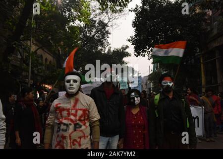 Kolkata, Inde. 07Th Jan, 2020. Un rassemblement de masse de College Square à Jorasanko Thakurbari, organisé par le général des étudiants de différentes institutions pour protester contre les attaques sur les étudiants - les plus brillants chercheurs et l'avenir de notre pays et sur divers établissements d'enseignement de tout le pays y compris Jamia Millia Islamia, JNU, Université Aligarh, Université Jadavpur et plusieurs autres, dans une tentative d'étouffer la voix de protestation et de résistance contre le Gouvernement BJP fasciste/RSS. (Photo par Sukhomoy Sen/ Pacific Press) Credit : Pacific Press Agency/Alamy Live News Banque D'Images