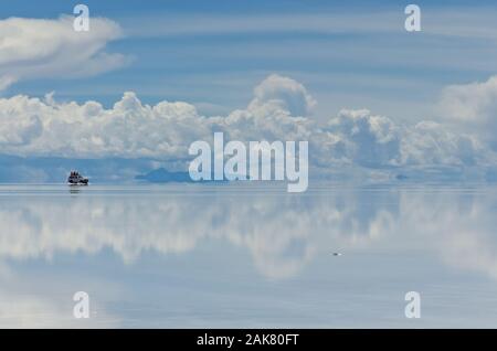 Une journée d'exploration sur Uyuni salt flat, peut montrer les réflexions de ciel incroyable plus inondé de sel, telles de belles images s'étend sur l'horizon infini. Banque D'Images