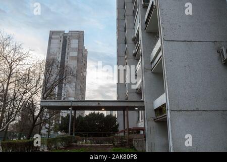 Communiste traditionnel logement dans la banlieue de Belgrade, à New Belgrade, avec un accent sur les portes et l'entrée. Ces Genre de grands immeubles sont sym Banque D'Images