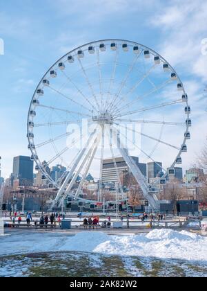 Montréal Québec Canada. Janvier 2020. Les gens s'amusant sur le Vieux port de Montréal patinoire Banque D'Images