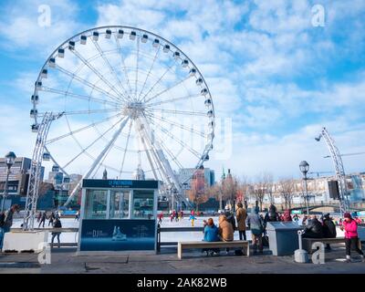 Montréal Québec Canada. Janvier 2020. Les gens s'amusant sur le Vieux port de Montréal patinoire Banque D'Images